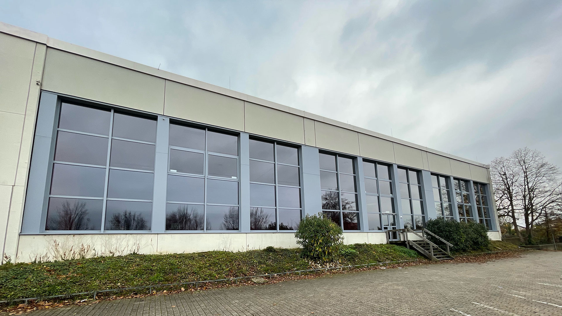 Firmengebäude in Östringen – Fenster von Metallbau Machauer